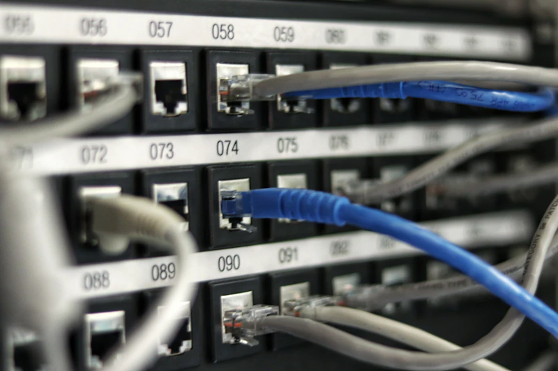 Corredor de servidores em data center com iluminação azul
